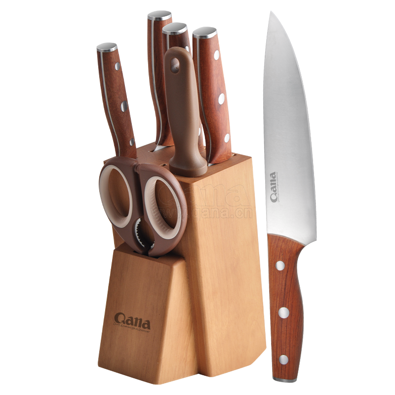 A set of steel-headed knives